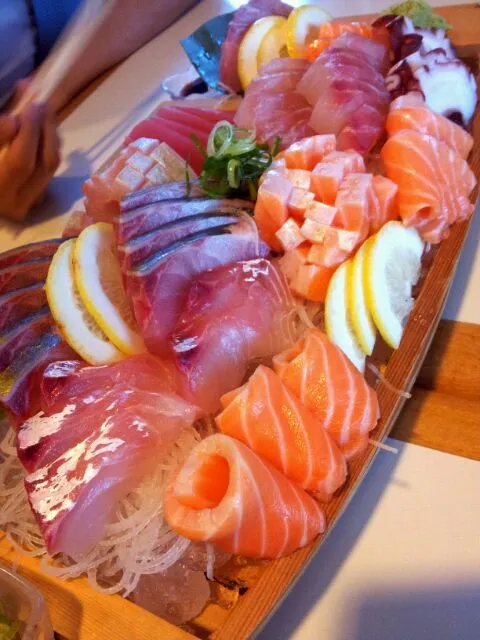 Snapdishの料理写真:Sashimi boat|Hannah Kimさん