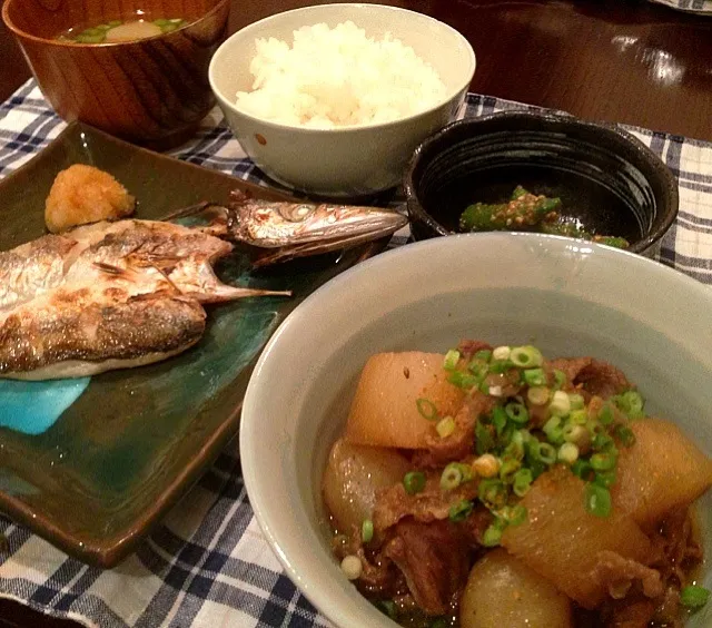 牛すじと大根の煮込み、かますの塩焼き、インゲンの胡麻和え、カブとニンジンの味噌汁、ごはん|サチさん