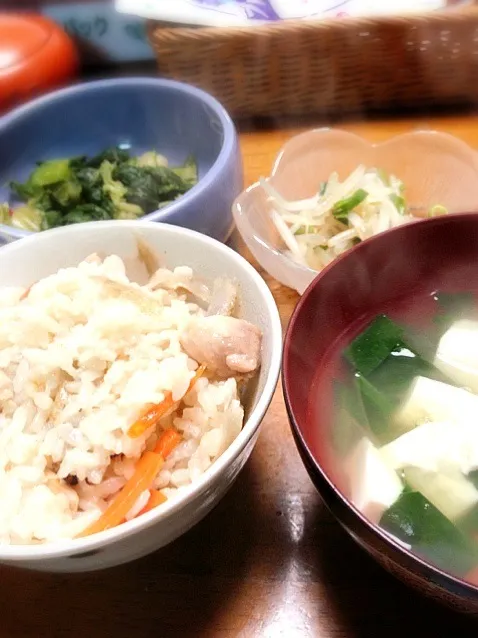 Snapdishの料理写真:鶏ごぼうご飯・豆腐の吸い物・もやしナムル|まゆさんさん