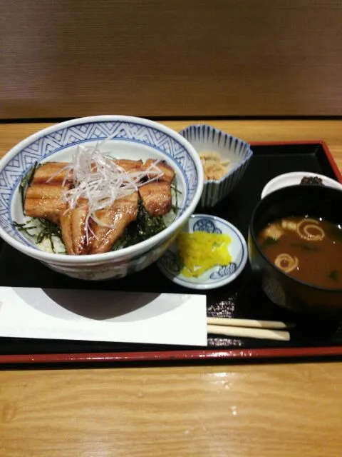 さんま蒲焼き丼|りょーさん