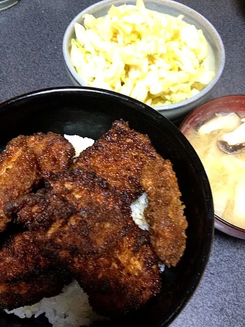 #夕飯 椎茸ネギ白菜味噌汁、キャベツ浅漬け、ソースカツ丼(カツもタレも手作りで)。こりゃソースカツ丼屋さんできるな。|ms903さん