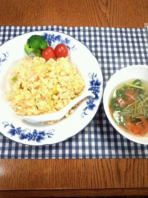 明太子とレタスの炒飯、水菜とモヤシのスープ|Rogerinaさん