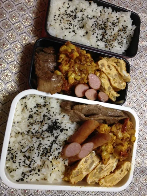 Snapdishの料理写真:お弁当。ラム肉、カリフラワーのサブジと玉ねぎのオムレツ|ほるひーとさん