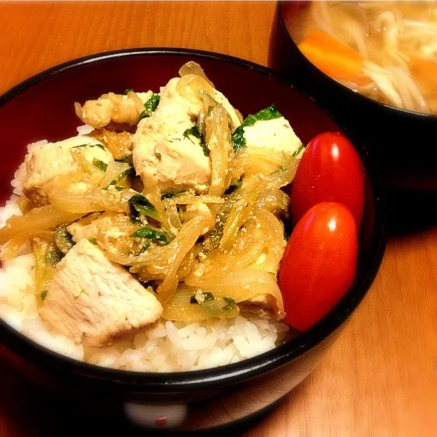 鶏むね肉のヨーグルト漬け丼とモヤシと茸たっぷりお味噌汁|mikochieさん