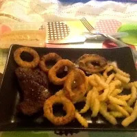 Steak, chips onion rings and peppercorn sauce|Emily McCabeさん