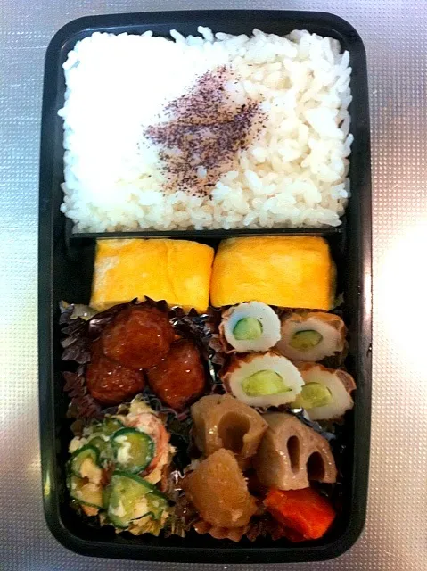 Snapdishの料理写真:１／１６お弁当  筑前煮、ポテトサラダ、肉団子の甘酢だれ、竹輪のきゅうり巻、出し巻|由紀子さん