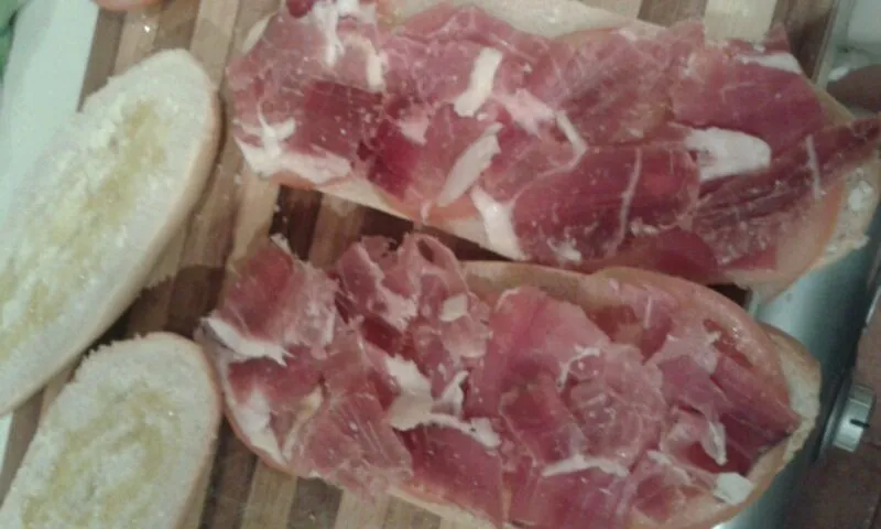 bocata de jamón con aceite de oliva y tomate|Maria Jose Floresさん