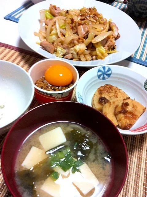 Snapdishの料理写真:たけのこの煮物、豆腐としめじのお味噌汁、鳥肉と野菜の炒め物|まいか*kmicsさん