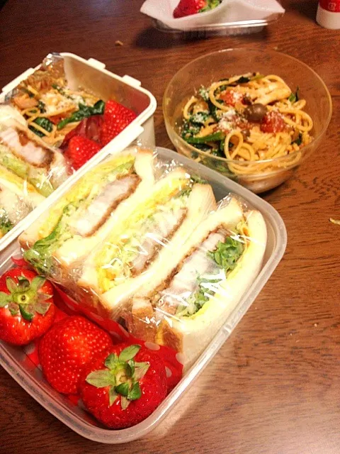 ‘お寝坊弁当’サンドイッチ(厚焼き卵+レタス+塩揉キャベツ+豚カツ)＆ベーコン法蓮草シメジの自家製トマトソースパスタ🍝|まさまささん