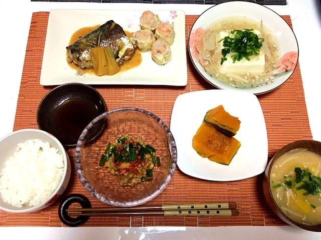 さばの味噌煮、豆腐のえのきあんかけ、南瓜の煮物、キムチ納豆、551の海老焼売、お味噌汁♡|yuiさん