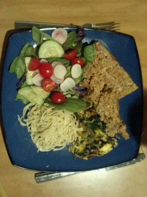 turkey meatloaf, spinach fritatta, pasta and salad|laura kimesさん