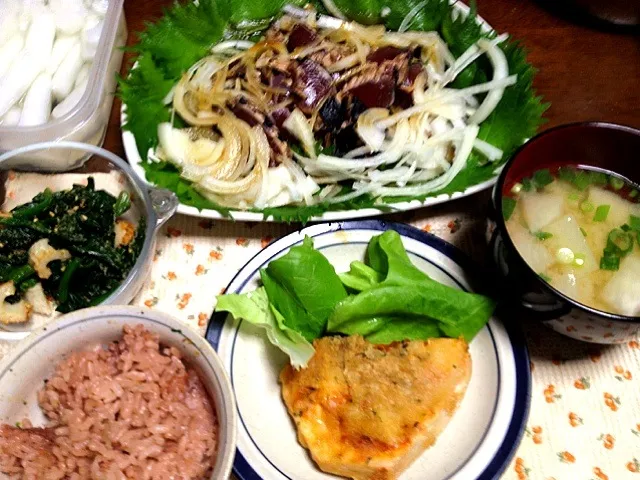 鰹のたたき 鶏肉のピザ風 ほうれん草の胡麻和え 蕪の味噌汁|掛谷節子さん