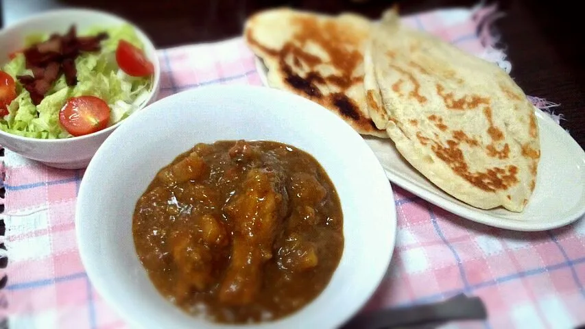 チキンカレー、チーズナン、白菜とベーコンのサラダ|まりあさん