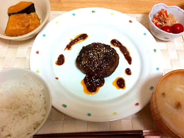 Snapdishの料理写真:ハンバーグ、かぼちゃの塩麹煮、切り干し大根と干しエビの和えたの、キノコ汁、ごはん|ゆにょさん