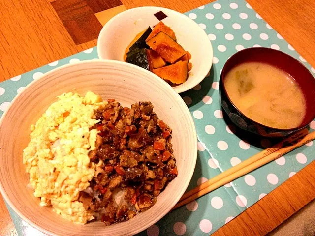 Snapdishの料理写真:さばとたまごのそぼろ丼、かぼちゃの煮物|なおさん