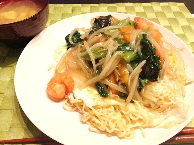 今夜は日清の塩焼きそばをアレンジしたあんかけ焼きそば、、、、かなりのクオリティ(@￣ρ￣@)|gintanさん