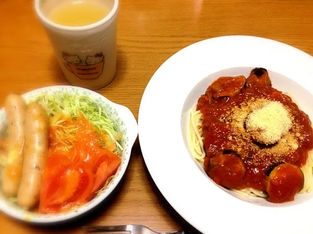 Snapdishの料理写真:茄子とミートソースのパスタ、人参ドレッシングのサラダ、柚子のサワードリンク|まりこさん