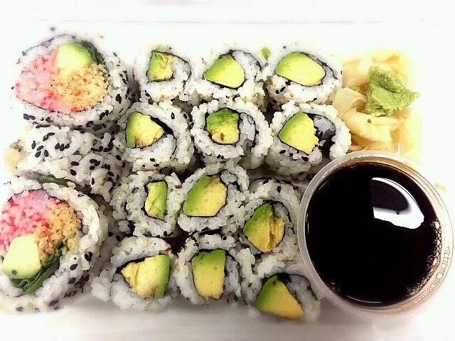 Lunch: Spicy Shrimp & Avacado Sushi|Leanneさん