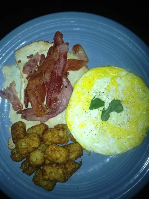 Snapdishの料理写真:Sliced chicken breast topped w/bacon side of tots & scrambled|Carlos Baezさん