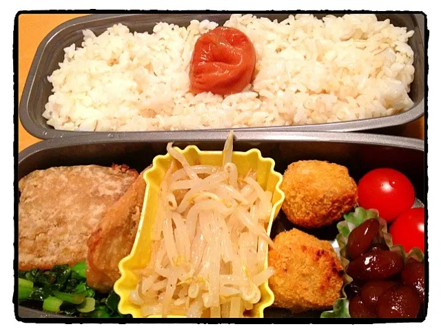 今日の中学生弁当。鯖の竜田揚げにミニコロッケ、あっためただけです(￣▽￣) 野菜も昨夜茹でておいたから10分で完成！|松浦有里さん