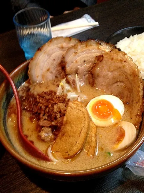 Snapdishの料理写真:美味しい味噌ら〜めん屋さんへ♪実は自分が食べたやつじゃないんだけど～一番絵になるから♪|yukinkochanさん