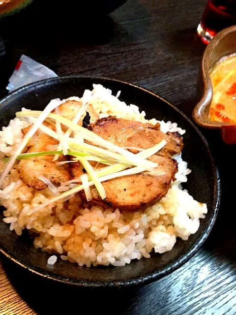 これも自分食べたのじゃないんだけど、めっちゃおいしそうだから撮っちゃった～🍜ラーメン屋さんのミニチャーシュー丼♪|yukinkochanさん