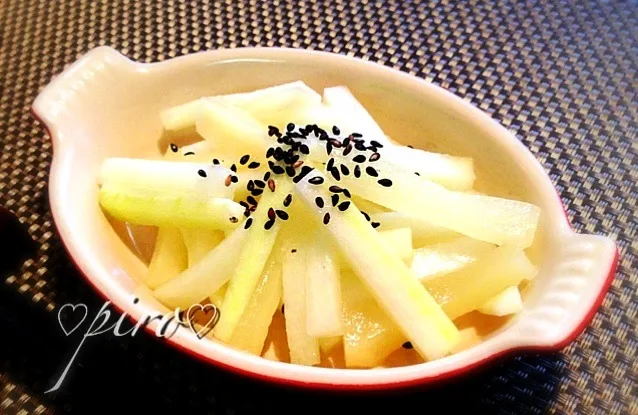 😊作ったよ♪sakaponさんの大根とたくあんWサラダ  Salad of radish and pickles.|ピロさん