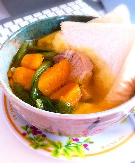 Pork veg soup with half sliced bread.|Theresa Kamadaさん