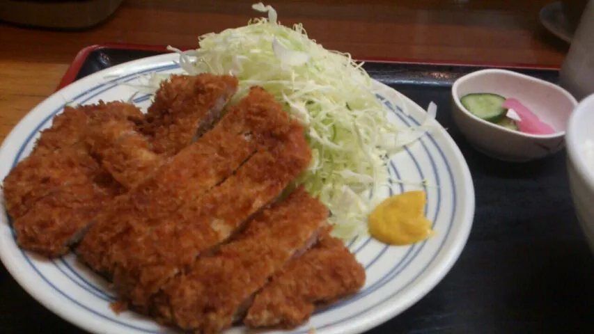 銀座で900円のとんかつ定食。カラッと揚がり中はジューシー。ソースは甘め。 美味しい！肉が倍の厚さなら最高！！|SATOSHI OOCHIさん