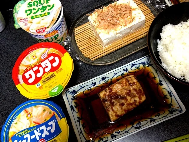 #昼飯 冷奴、白米、カジキの照焼き、ワンタン各種。塩味もシーフードも美味いワンタン、王道のマルちゃんワンタンも安心できる味。|ms903さん