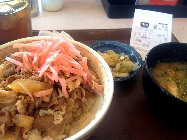 Snapdishの料理写真:すき家の牛丼 おしんこセット|sakumaさん