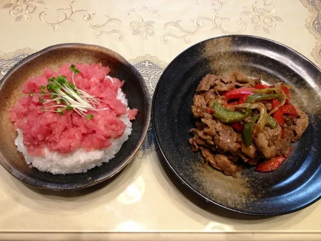 マグロ丼。牛肉と白ネギ,パプリカなどのオイスター胡麻ソース炒め。|井上 恵里子さん