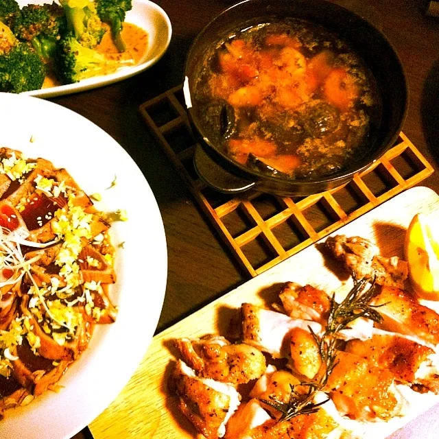 かつおのたたき。鶏肉の香草焼き。エビとキノコのアヒージョ。ブロッコリーサラダ。|村上智恵さん