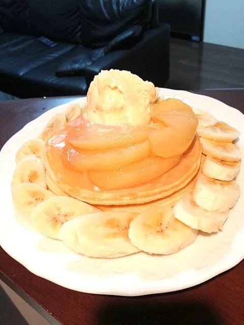 Snapdishの料理写真:りんごのコンポートとバニラアイスをのせたパンケーキ|Misaさん