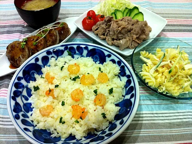 海老ピラフ風バター炒飯・レンコン挽肉はさみ焼き・牛しゃぶしゃぶゴマだれ・マカロニサラダ・白菜しめじ味噌汁|まーままさん