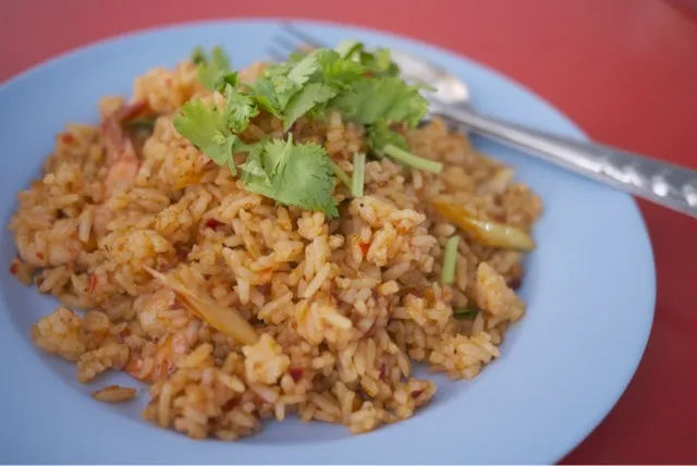 ข้าวผัดต้มยำ カッパットトムヤム  トムヤムチャーハン  恐らくタイラーメンのトムヤム味からの派生メニューで、トムヤムクンなどを作るときに使う材料をそのままチャーハンにブチ込んだもの。これがかなり美味しい。トムヤム味とチャーハンを一緒にしたら、こんなに美味しいと発見した人はエライ(^-^)|msdsystemさん