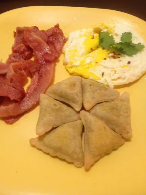 Scrambled eggs/trimmed bacon and samosas (beef turnovers)|Carlos Baezさん