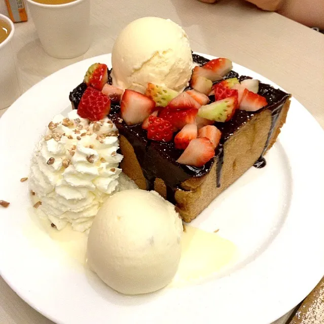 Snapdishの料理写真:Strawberry chocolate toast with Icecream|Rojd Hikaruさん