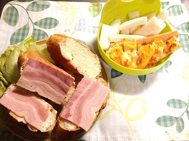 Snapdishの料理写真:トースト、卵焼き、フランスパン|たびもかさん