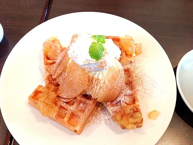 Snapdishの料理写真:鎌倉のカフェにて😊ワッフルりんごキャラメルソース🍎|kaoさん