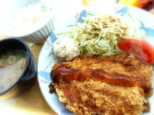 本日のランチ。チキン竜田定食。まあまあ(ﾟдﾟ)ｳﾏｰ 。|JTKさん