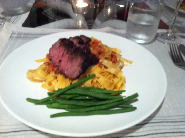 Garlic beef with tomato pasta|euniceさん