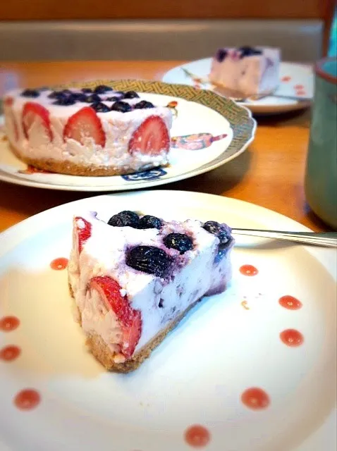 イチゴとブルーベリーのババロア。今日は一日お疲れちゃん☕🍰|tomoさん