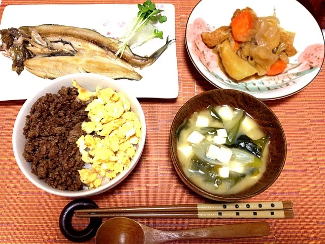 二食そぼろ丼、ほっけ、じゃがいもと野菜天の煮物、お味噌汁♡|yuiさん