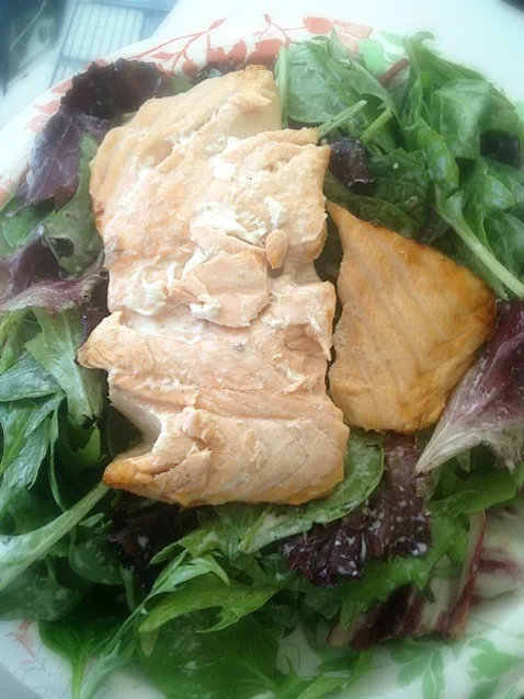 Snapdishの料理写真:Grilled Salmon with Mixed Greens|Healthy eatingさん