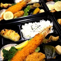 Snapdishの料理写真:特大海老フライ弁当|akiraさん