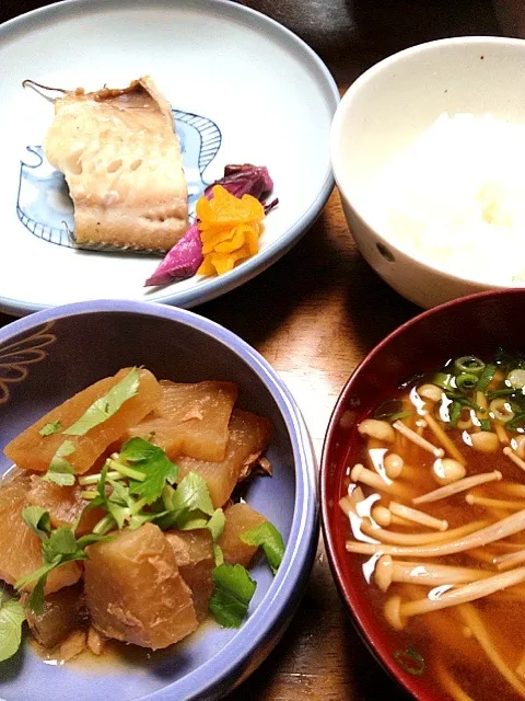 縞ホッケ・ツナと大根の煮物・白飯・えのきの赤だし・漬物|まゆさんさん