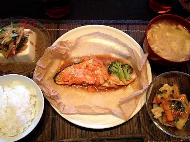 トマトと鮭のレンジ蒸し、チクワの味噌炒め、モヤシサラダのせ冷奴|はるさん