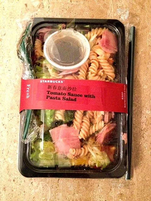 dinner;-) starbucks pasta salad!|可以饿一个月，也可以暴食一个月的奇葩!さん