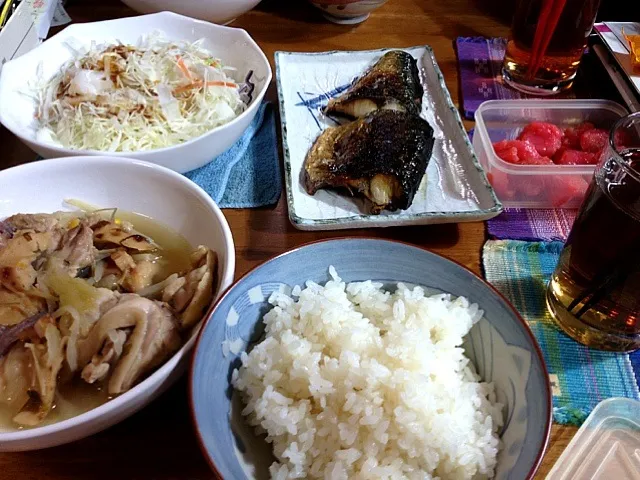 鶏肉を足した残り物野菜スープと残り物の塩サバとサラダ(^O^)／|すかラインさん